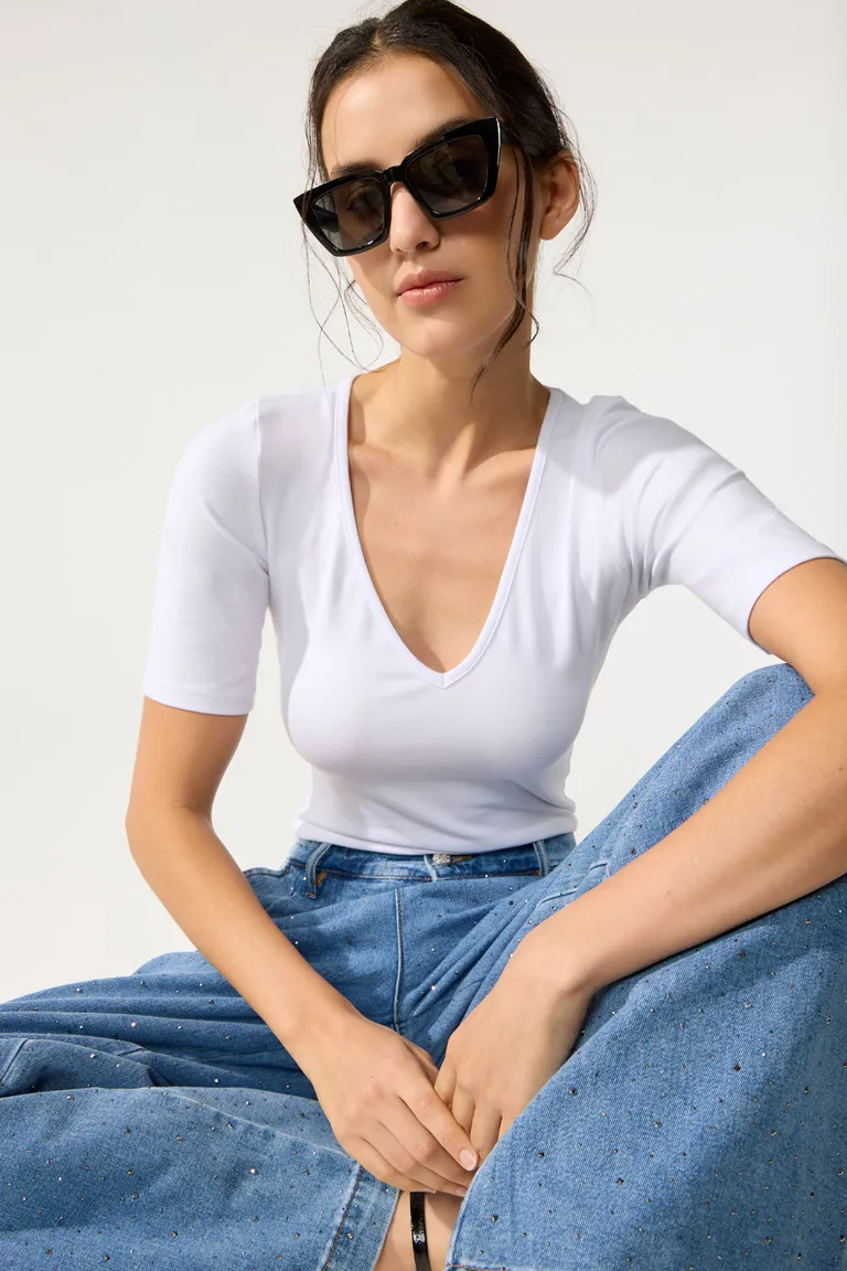 Remera blanca de manga corta y escote en V para mujer de Cuesta Blanca en Remeras para argentina