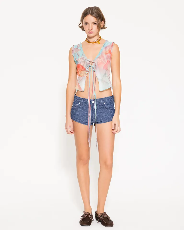 Mini shorts de tiro bajo con textura desgastada y detalles en denim de Jazmin Chebar en Shorts para argentina