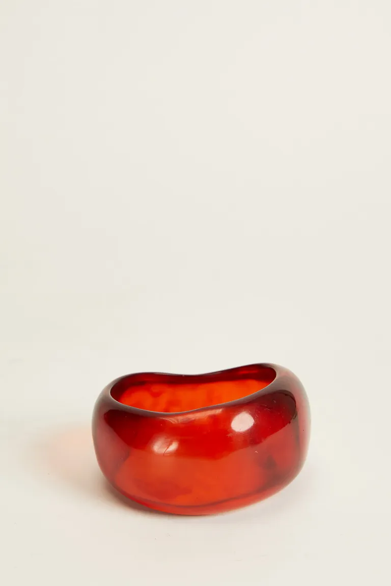 Pulsera de resina con diseño único, un accesorio de moda versátil y protagonista de Tucci en Bijouterie para argentina