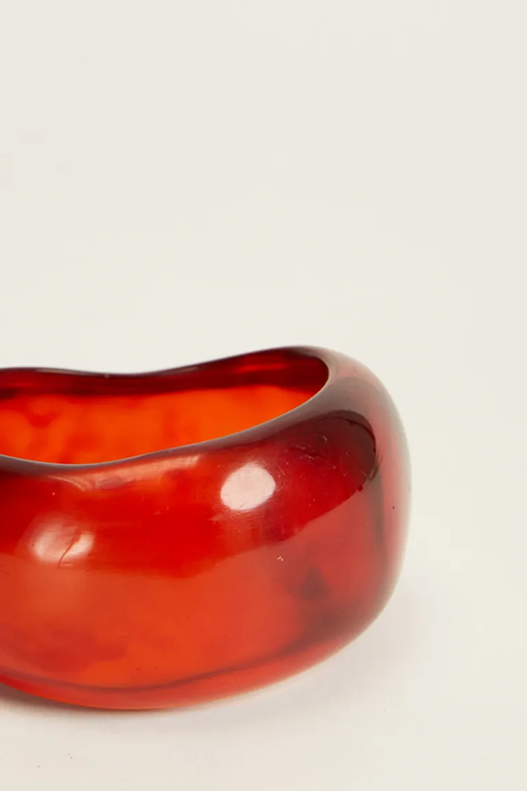 Pulsera de resina con diseño único, un accesorio de moda versátil y protagonista de Tucci en Bijouterie para argentina