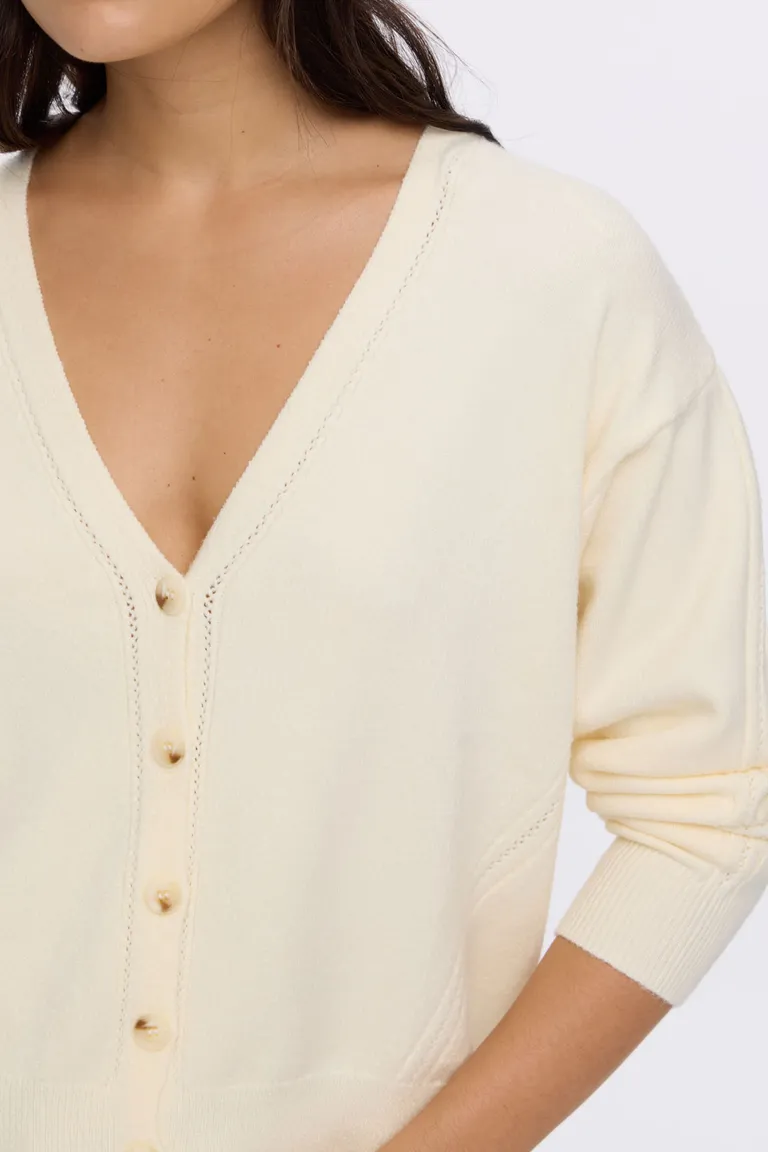 Cardigan con escote en V y cierre frontal a botones con terminaciones acanaladas de Cuesta Blanca en Buzos y Sweaters para argentina