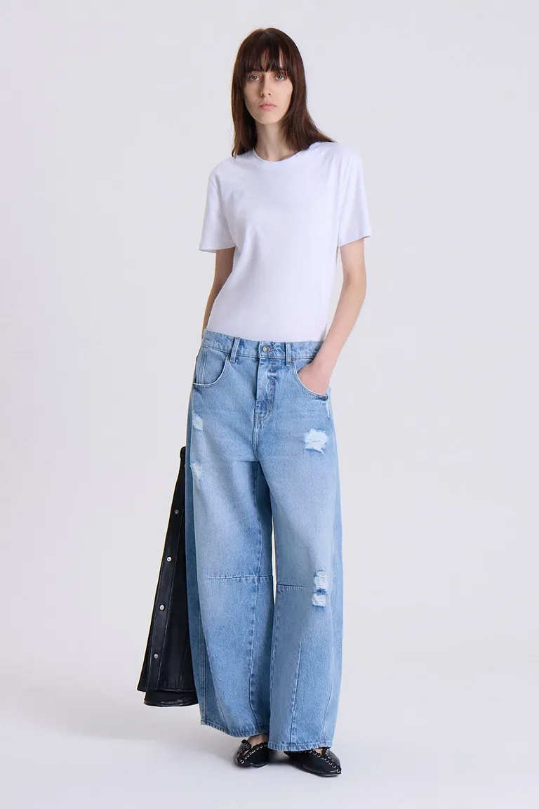 Pantalones barrel celestes con diseño de roturas sutiles para un look casual y elegante de Maria Cher en Pantalones para argentina
