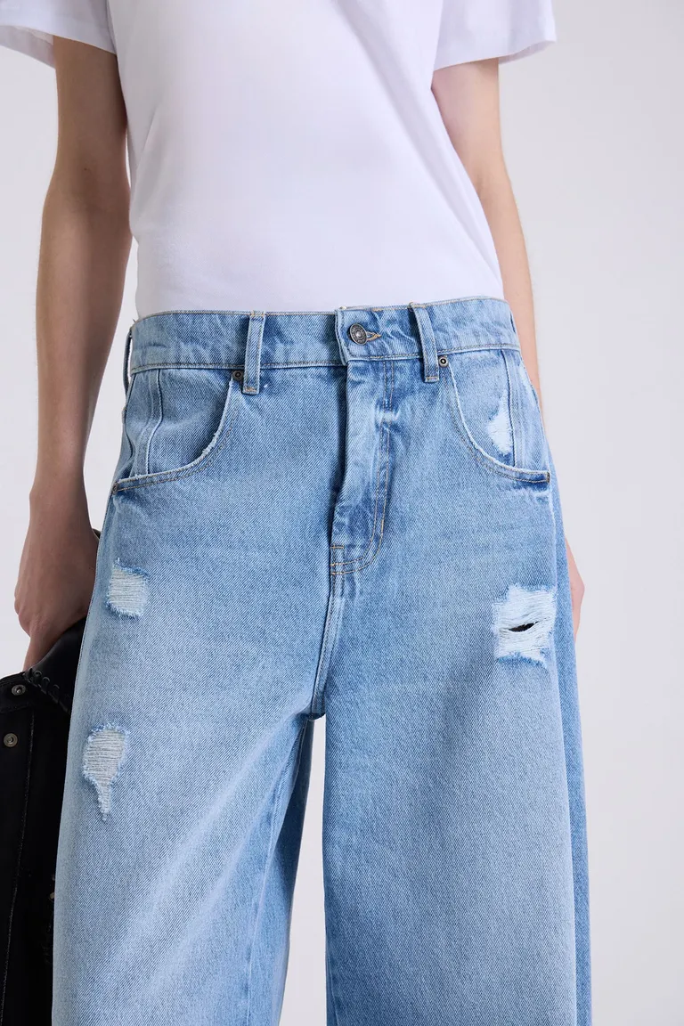 Pantalones barrel celestes con diseño de roturas sutiles para un look casual y elegante de Maria Cher en Pantalones para argentina