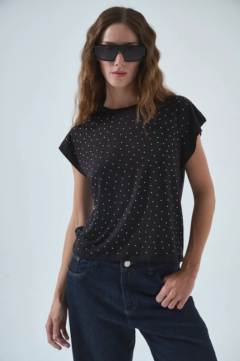 Remera negra básica con aplique de strass de Sweet en Remeras para argentina
