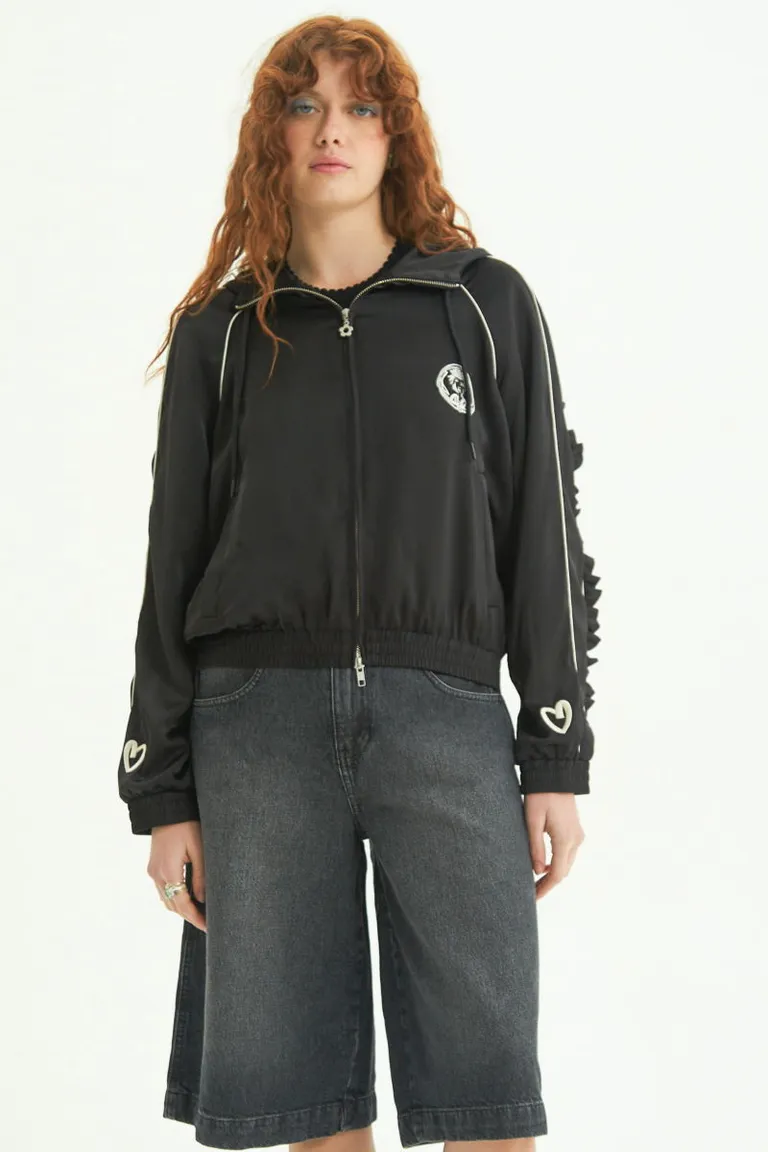 Campera de tela satinada con capucha, mangas raglán y bordados exclusivos de estilo fantasy de Las Pepas en Chaquetas para argentina