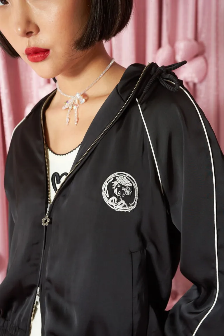 Campera de tela satinada con capucha, mangas raglán y bordados exclusivos de estilo fantasy de Las Pepas en Chaquetas para argentina