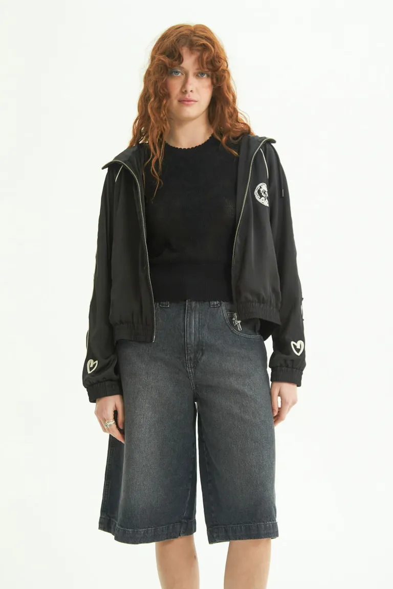 Campera de tela satinada con capucha, mangas raglán y bordados exclusivos de estilo fantasy de Las Pepas en Chaquetas para argentina