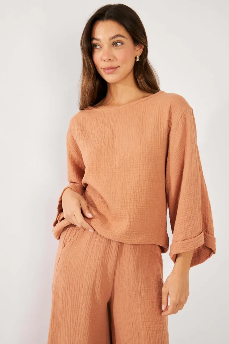 Blusa negra de manga 3/4 con puño atraque, ideal para looks formales y casuales de Belle en Blusas para argentina