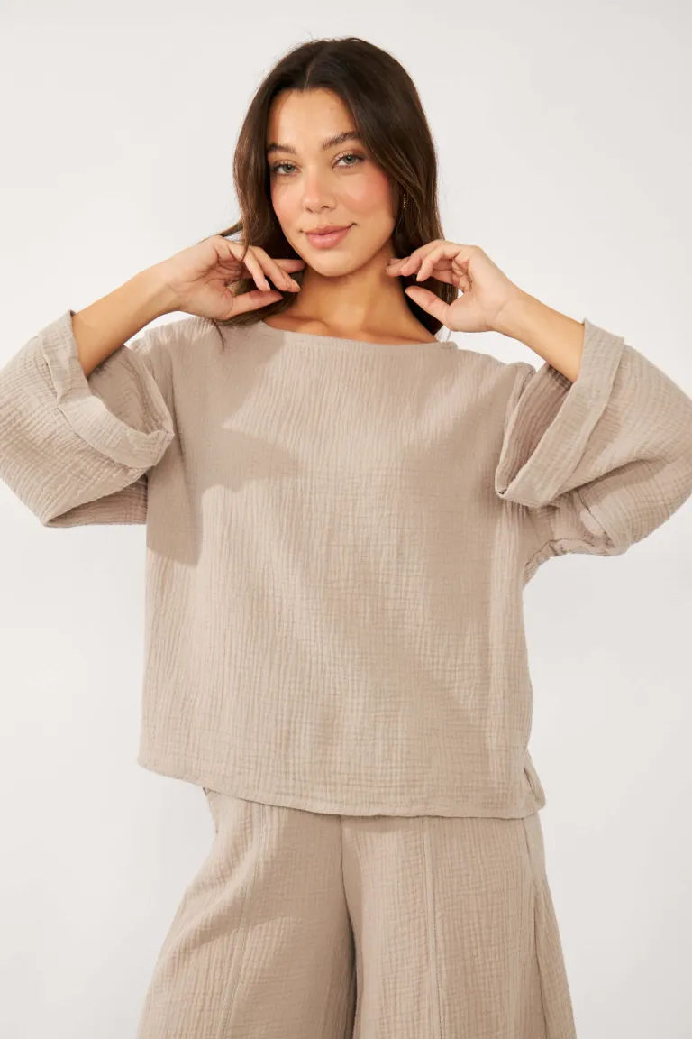 Blusa negra de manga 3/4 con puño atraque, ideal para looks formales y casuales de Belle en Blusas para argentina