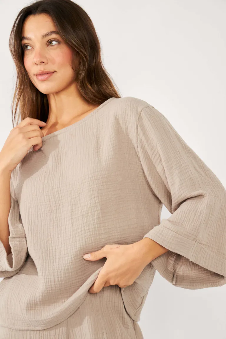 Blusa negra de manga 3/4 con puño atraque, ideal para looks formales y casuales de Belle en Blusas para argentina