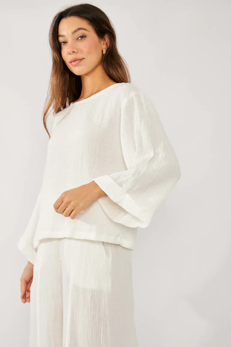 Blusa negra de manga 3/4 con puño atraque, ideal para looks formales y casuales de Belle en Blusas para argentina