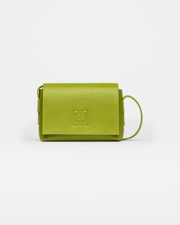 Mini bolsa de cuero graneado en color verde con solapa frontal y correa ajustable de Prüne en Bolsos y Carteras para argentina