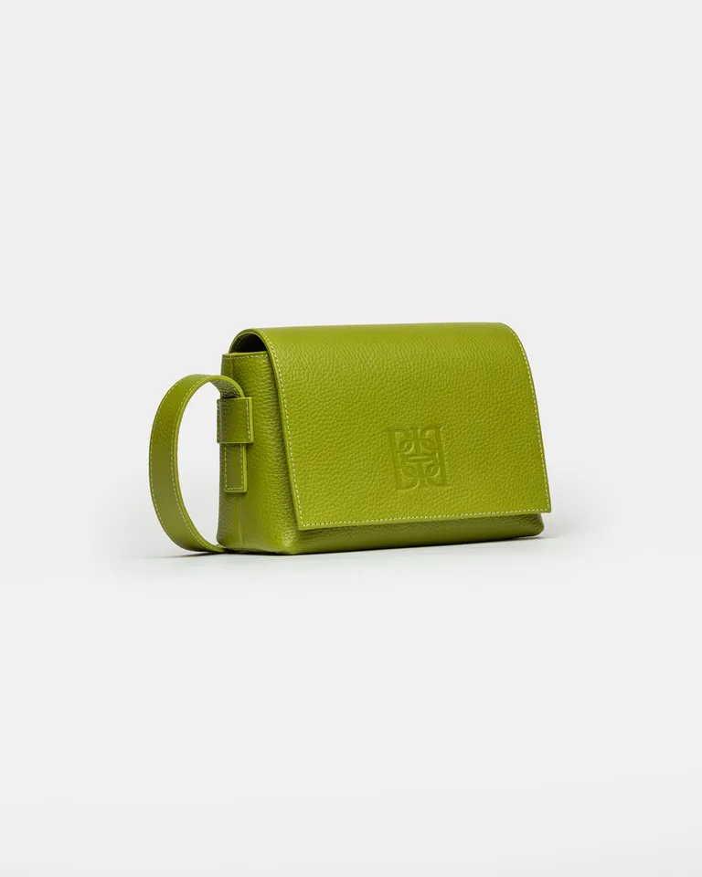 Mini bolsa de cuero graneado en color verde con solapa frontal y correa ajustable de Prüne en Bolsos y Carteras para argentina