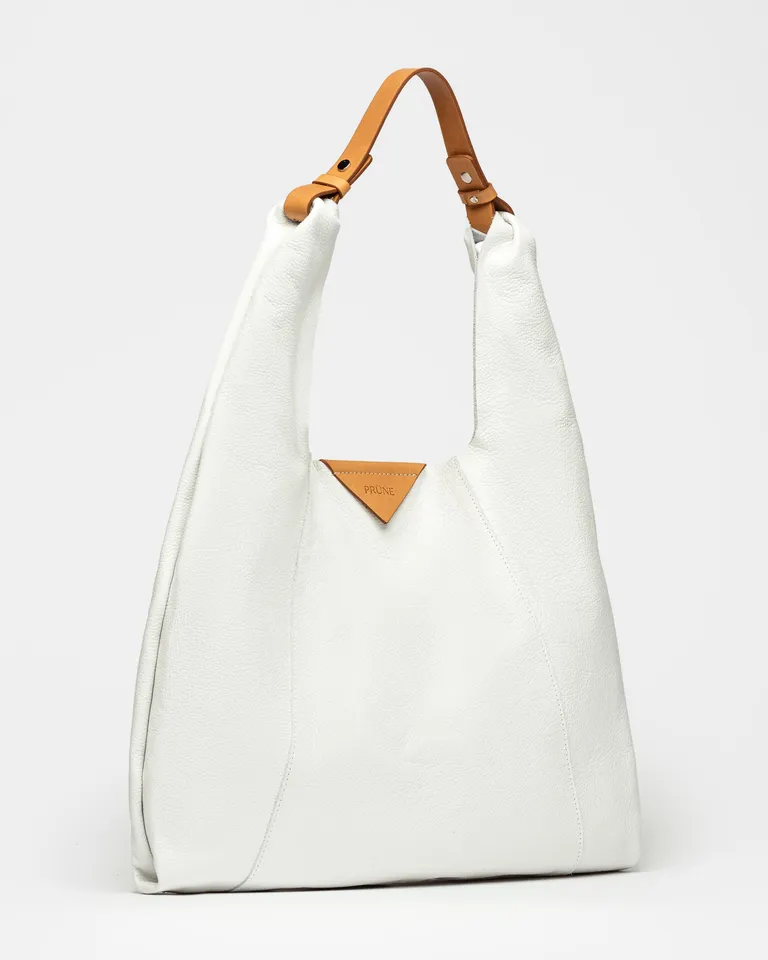 Bolso blanco de cuero graneado con capacidad amplia y diseño sencillo de Prüne en Bolsos y Carteras para argentina