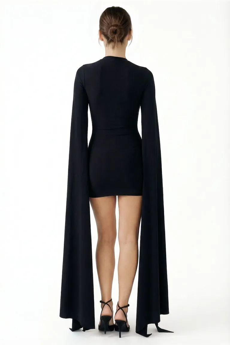 Vestido negro con mangas largas y abertura, ideal para eventos nocturnos de Black Mamba en Vestidos para argentina