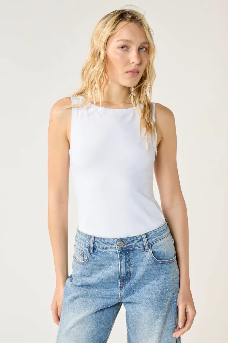 Remera blanca de corte al cuerpo en algodón para mujer de Cuesta Blanca en Remeras para argentina