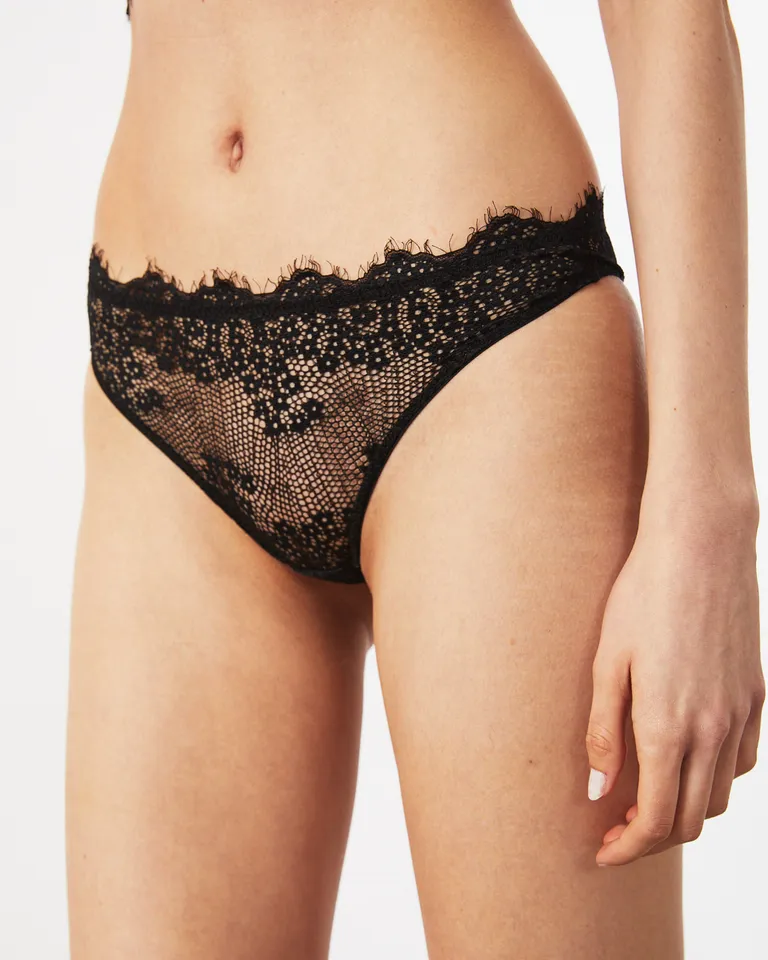 Vedetina de mujer confeccionada en puntilla con diseño delicado y elástico en cintura de Wanama en Ropa Interior y Medias para argentina