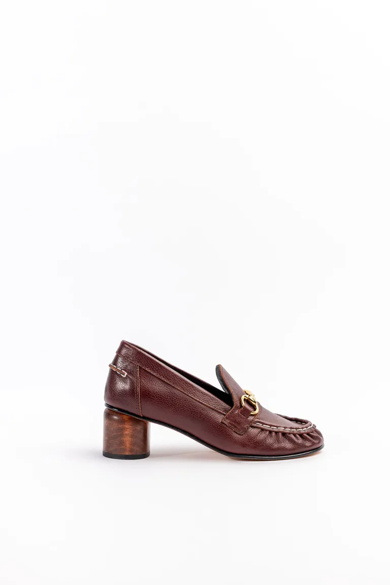 Mocasín Aurora: Elegante calzado de mujer en cuero vacuno lustrado con detalles metálicos de Mishka en Mocasines para argentina
