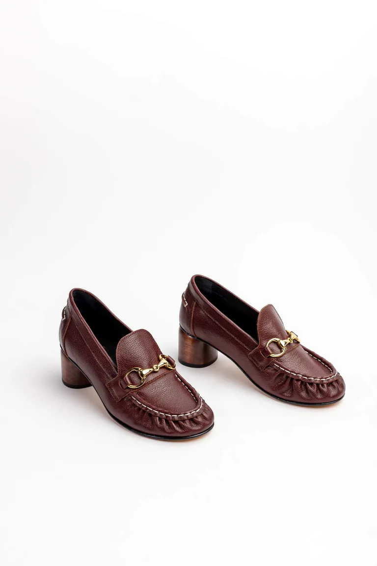 Mocasín Aurora: Elegante calzado de mujer en cuero vacuno lustrado con detalles metálicos de Mishka en Mocasines para argentina