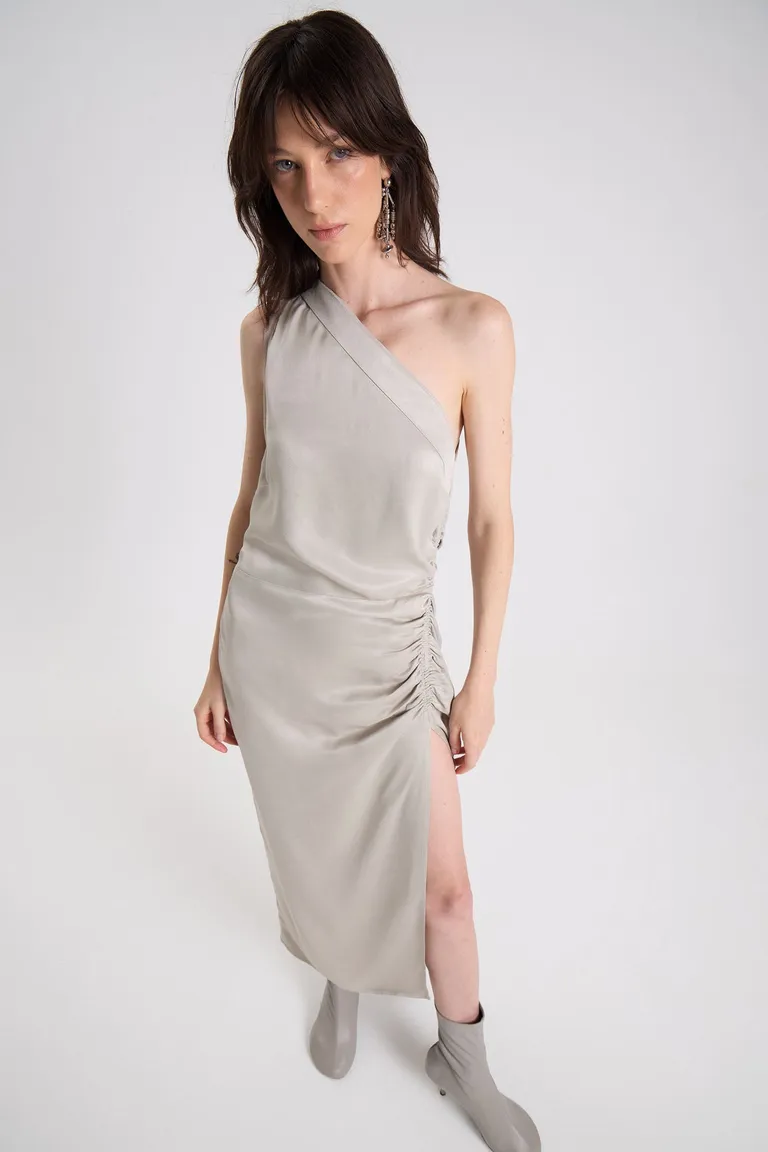 Vestido midi asimétrico de un hombro con frunce lateral y tajo en la pierna de Maria Cher en Vestidos para argentina