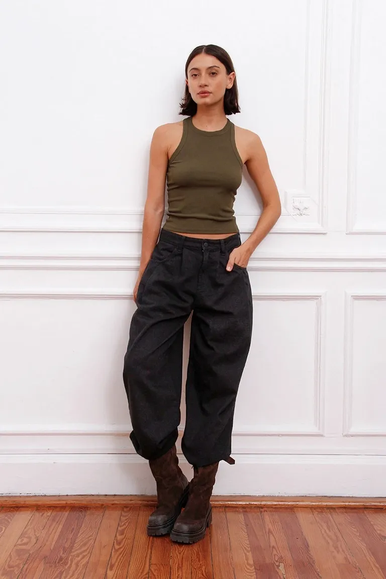 Pantalón barrel fit con recortes, pinzas en delantero, tiro medio y corte holgado de Sofia Sarkany en Pantalones para argentina