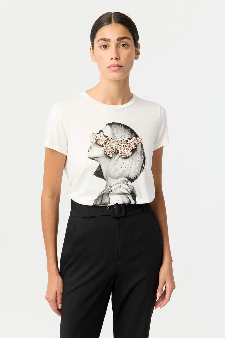 Remera de mujer con escote redondo, mangas cortas y estampa central con apliques brillantes de Markova en Remeras para argentina