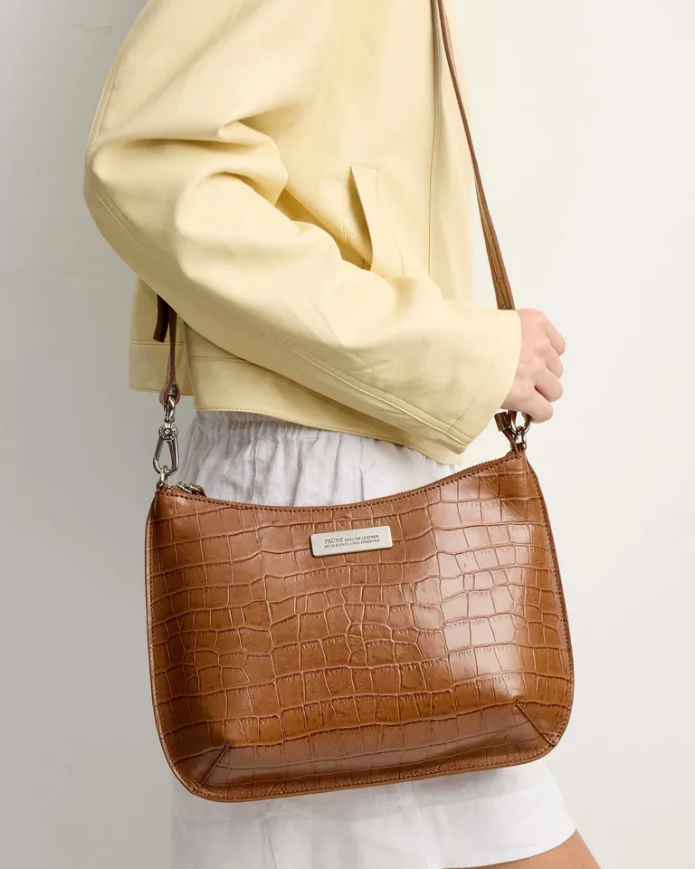 Cartera bandolera de cuero croco, un accesorio atemporal y funcional de Prüne en Bolsos y Carteras para argentina