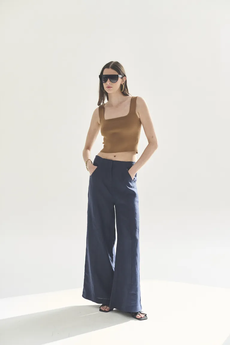 Pantalón ancho y de cintura alta, perfecto para lucir un estilo casual y elegante de Akiabara en Pantalones para argentina