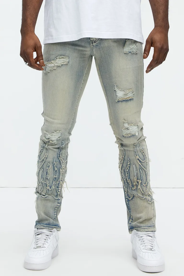 Jean ajustado down to flames lavado claro de Fashion Nova en Pantalones para argentina