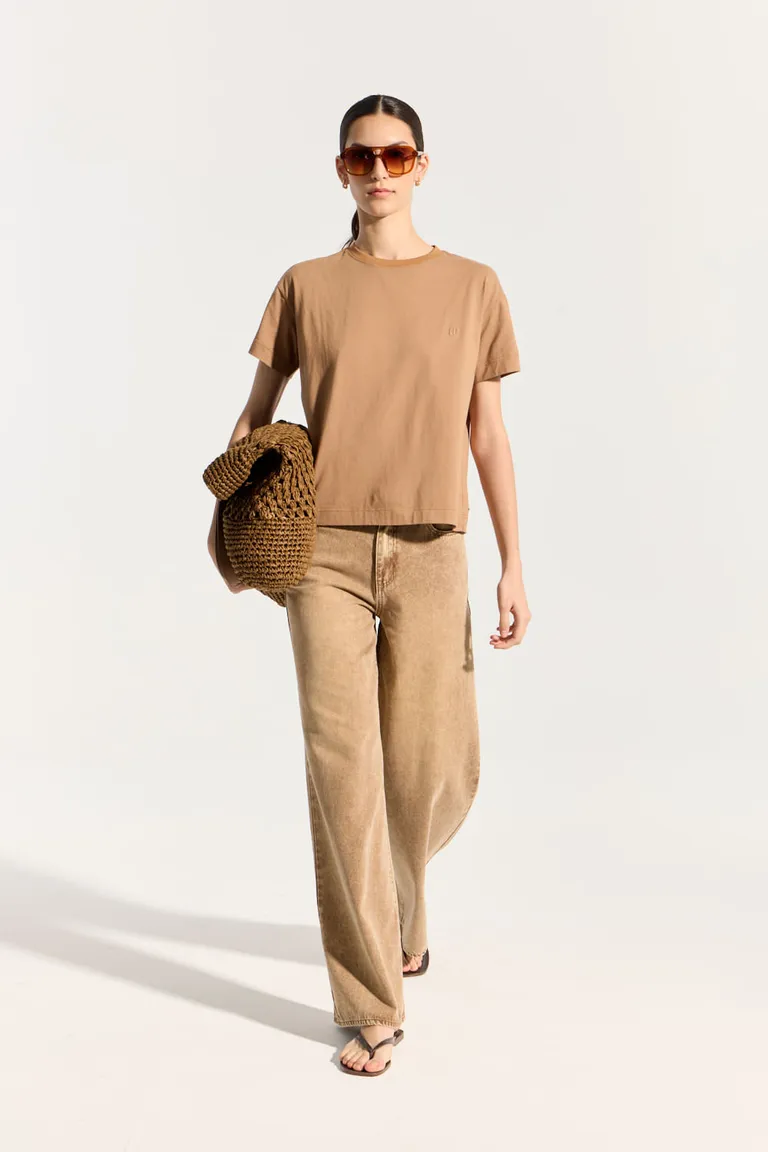 Remera básica de algodón de corte regular y mangas cortas en color marrón de Portsaid en Remeras para argentina