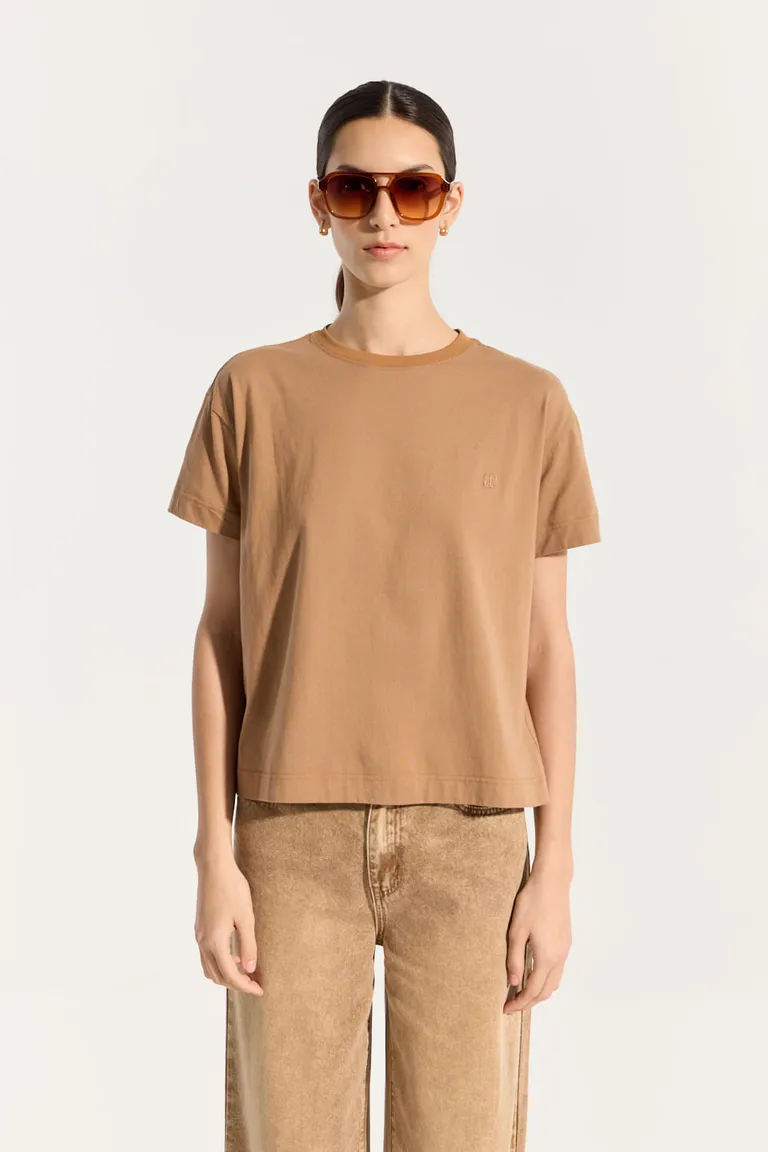 Remera básica de algodón de corte regular y mangas cortas en color marrón de Portsaid en Remeras para argentina
