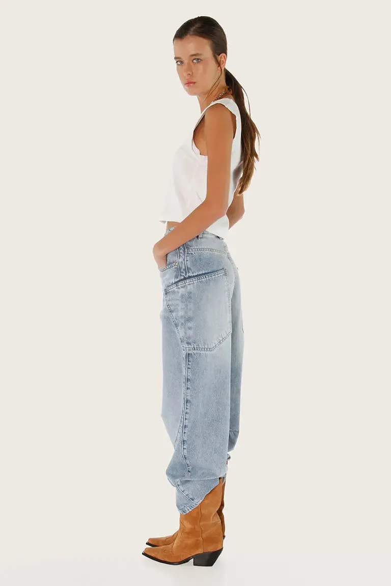 Pantalón de denim celeste con corte slouchy y detalles distintivos de Sofia Sarkany en Pantalones para argentina