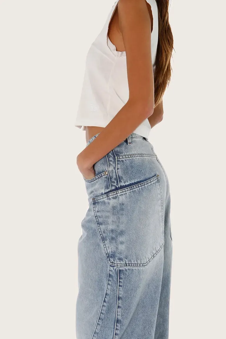 Pantalón de denim celeste con corte slouchy y detalles distintivos de Sofia Sarkany en Pantalones para argentina