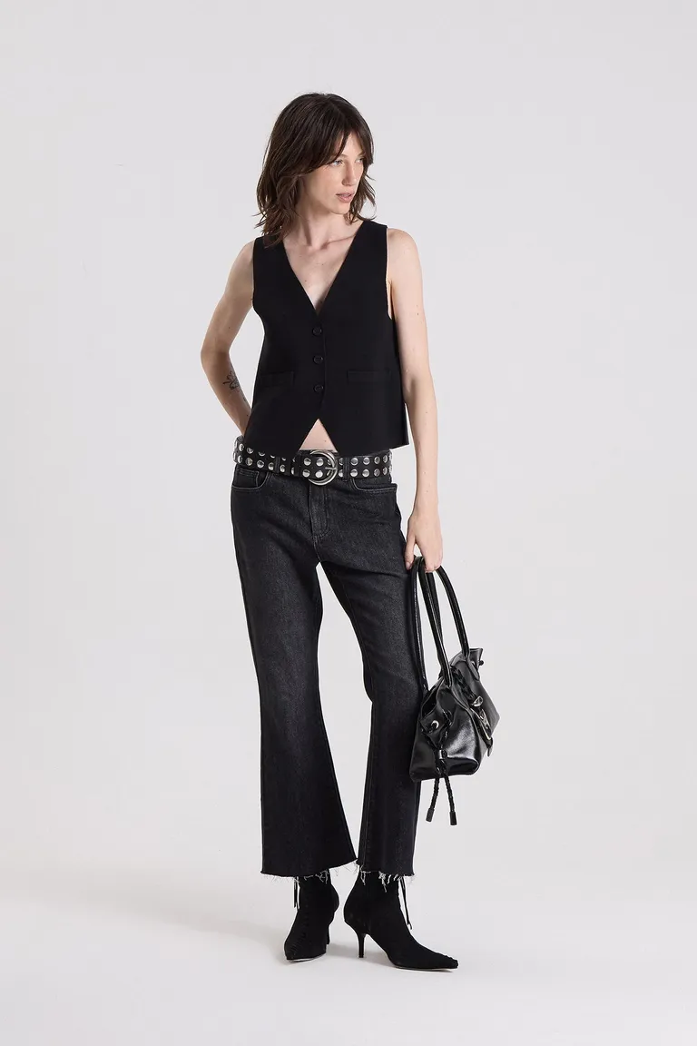 Chaleco con escote en V y cierre frontal de botones de Maria Cher en Chalecos para argentina