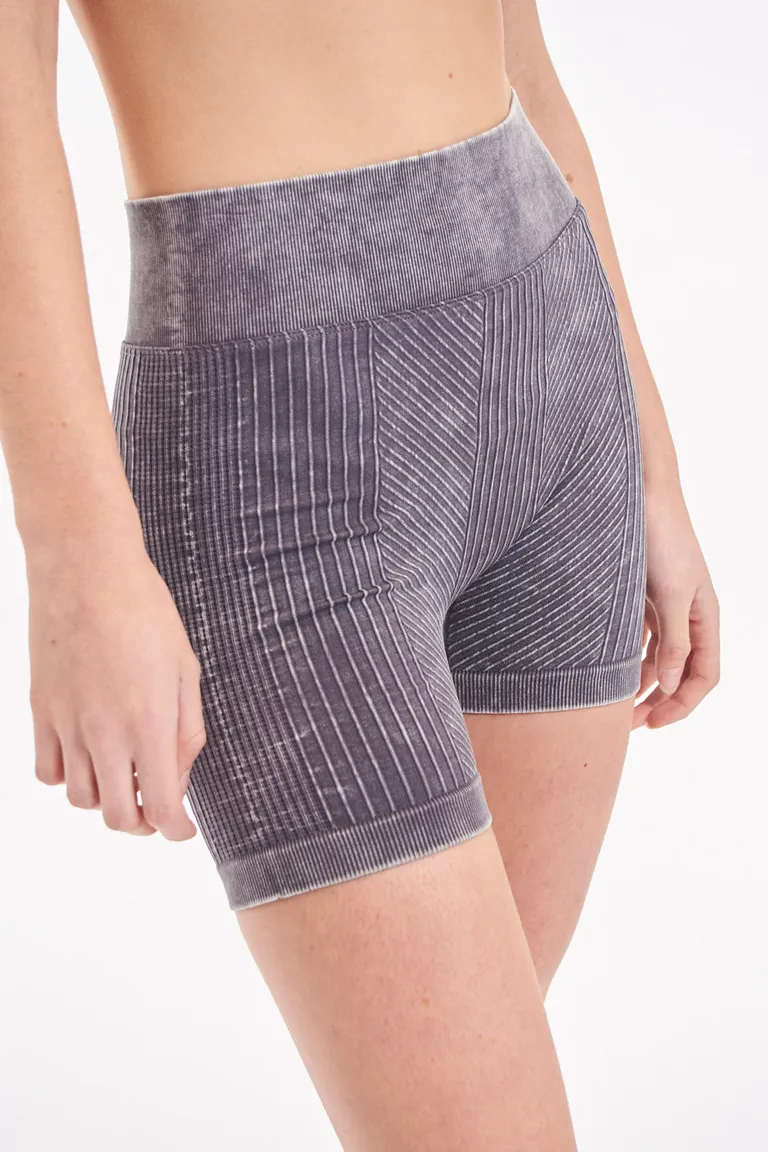 Shorts deportivos de textura lavada, con diseño adaptable y ajuste cómodo de 47 Street en Shorts para argentina