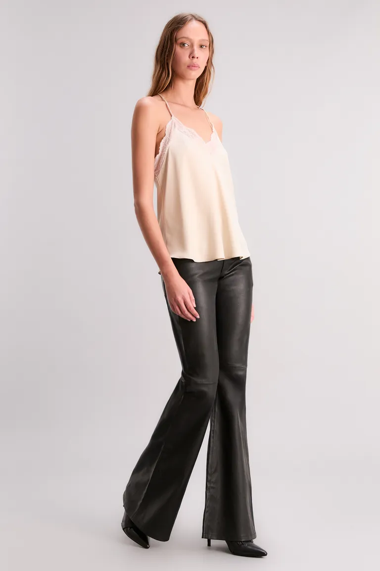 Top de satén con escote en V y detalles en puntilla para un look sofisticado de noche de Kosiuko en Tops para argentina