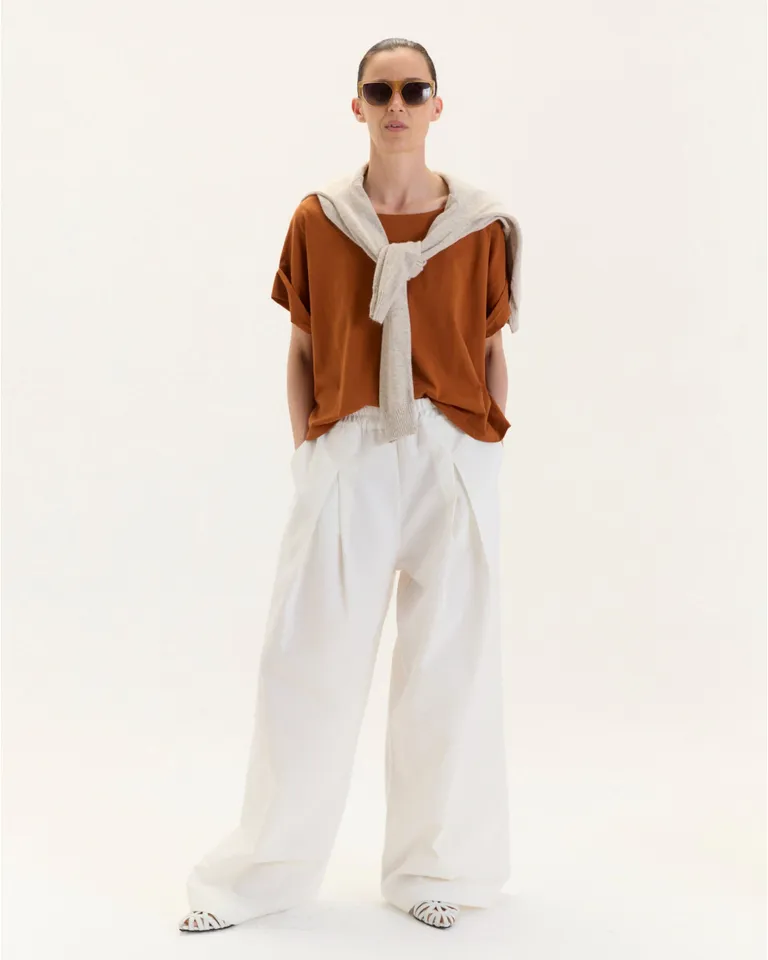 Remera de algodón pima con acabado de doblez en mangas de Blue Sheep en Remeras para argentina