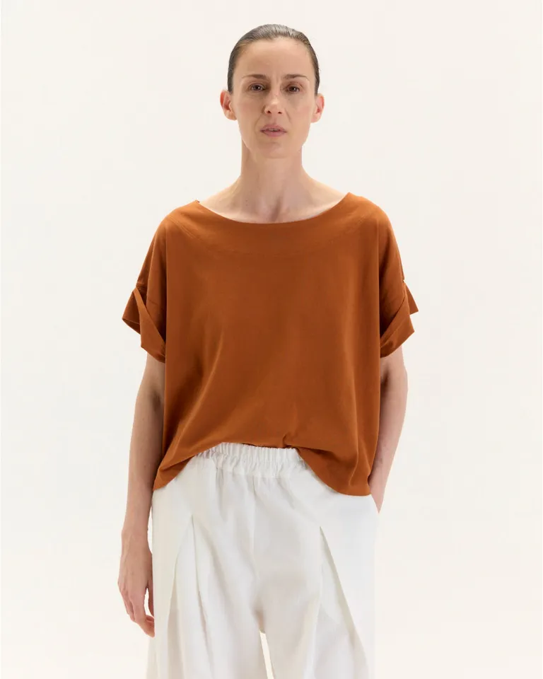 Remera de algodón pima con acabado de doblez en mangas de Blue Sheep en Remeras para argentina