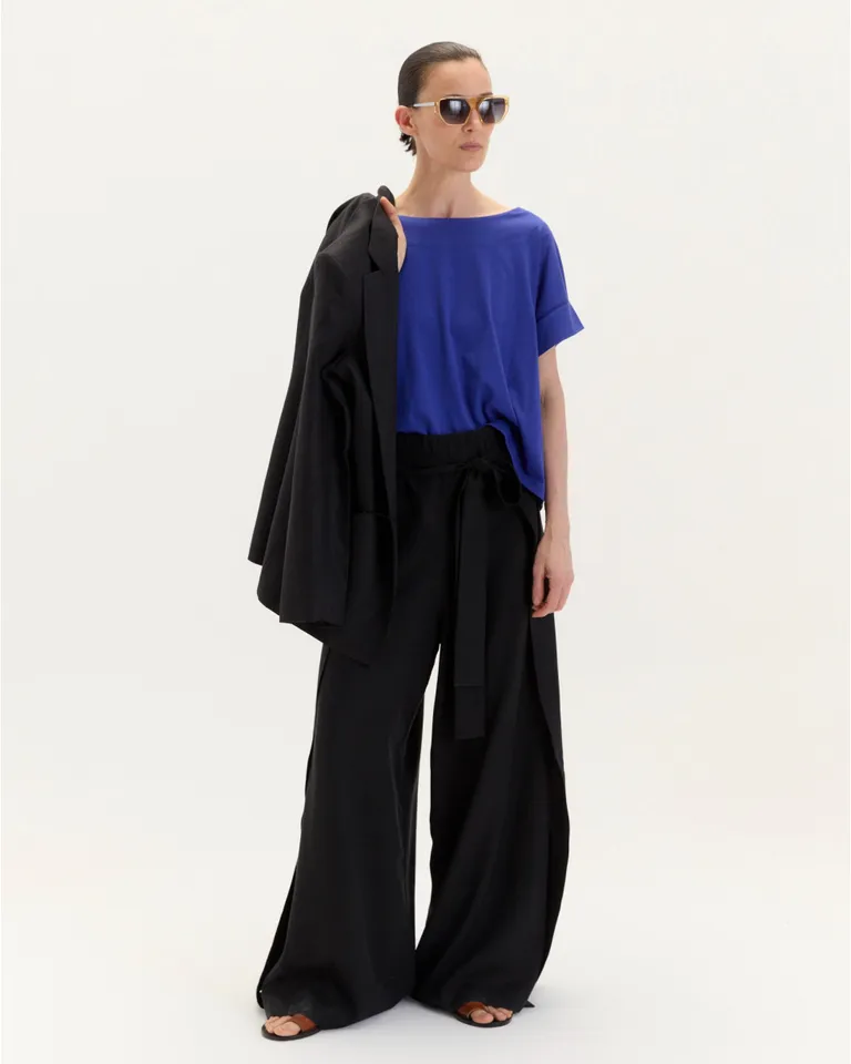 Remera de algodón pima con acabado de doblez en mangas de Blue Sheep en Remeras para argentina