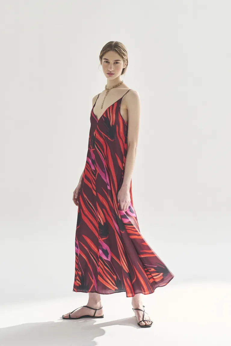 Vestido largo con estampado de colores vivos y diseño fluido y elegante de Akiabara en Vestidos para argentina