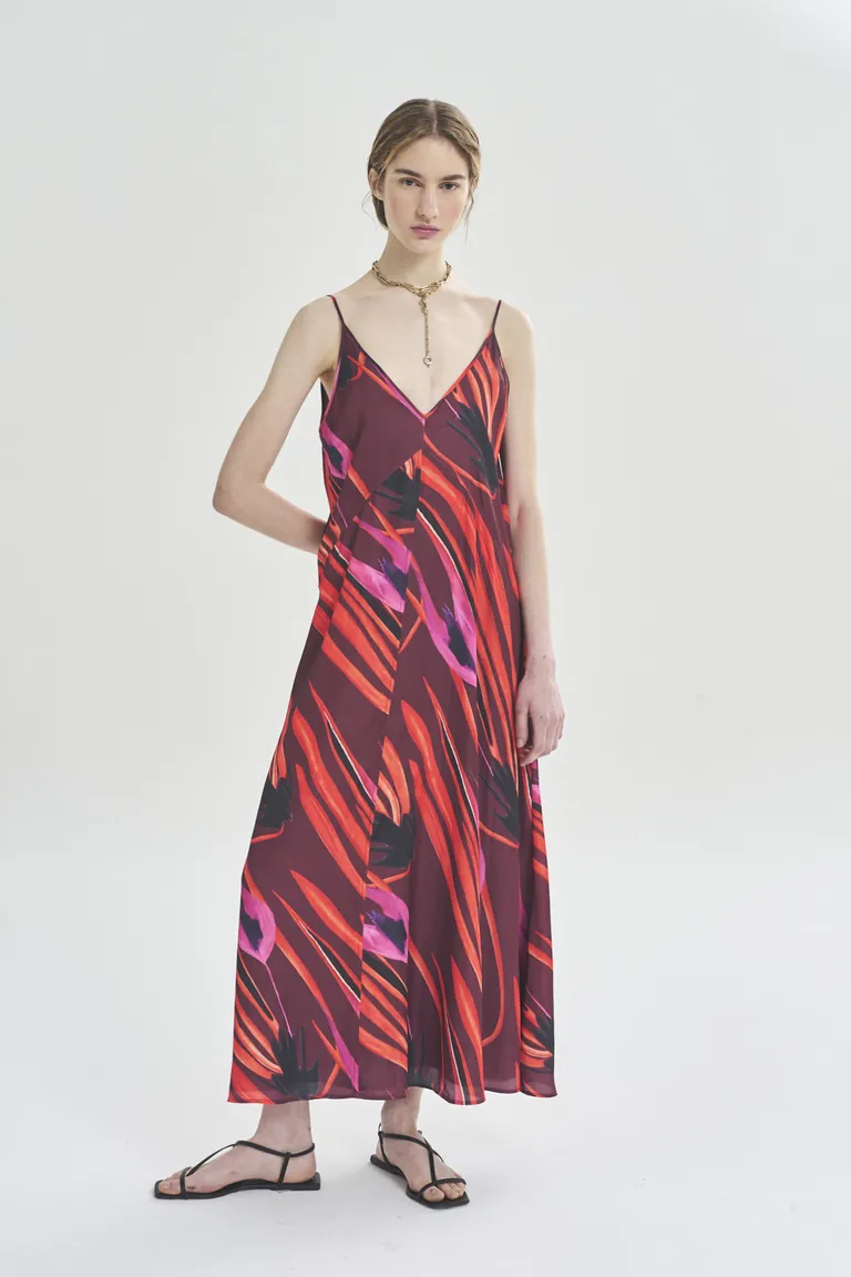 Vestido largo con estampado de colores vivos y diseño fluido y elegante de Akiabara en Vestidos para argentina