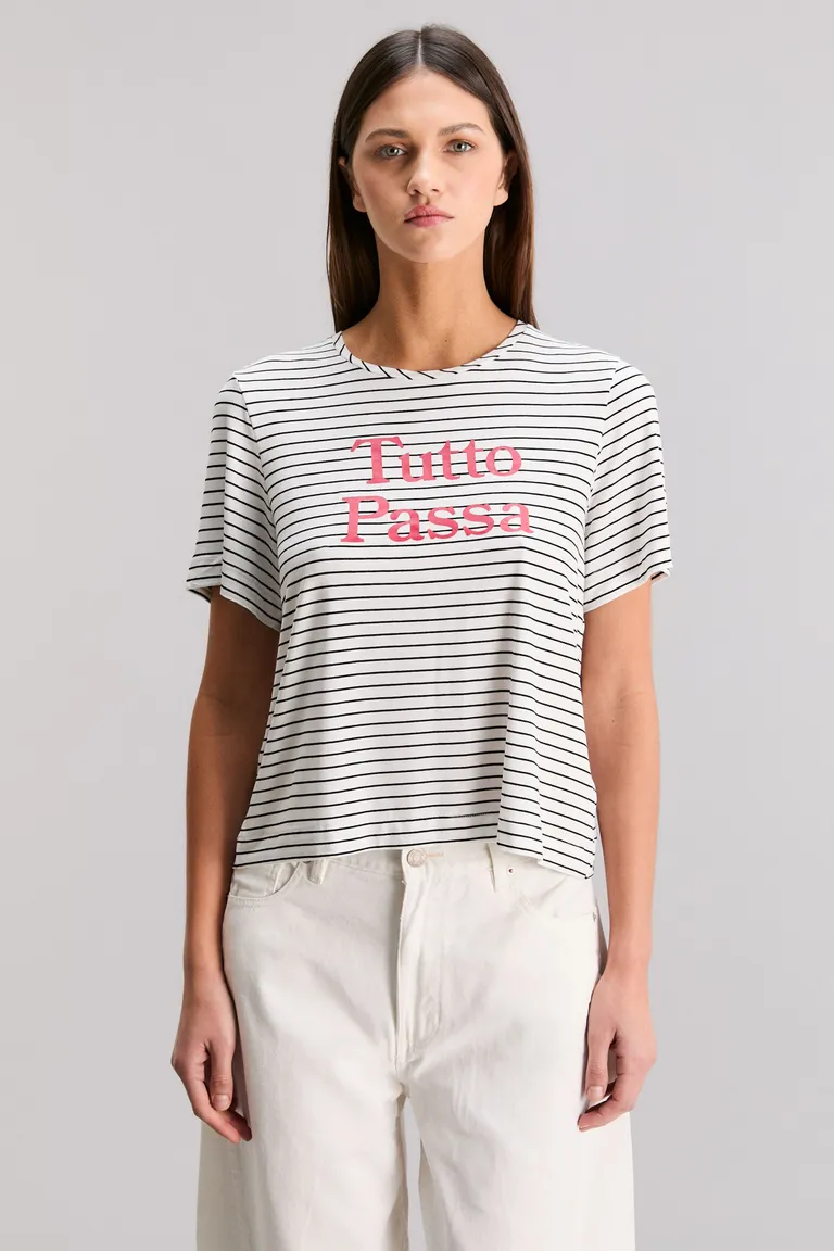 Remera de rayas blancas y rojas de estilo casual y versátil para mujer de Kosiuko en Remeras para argentina