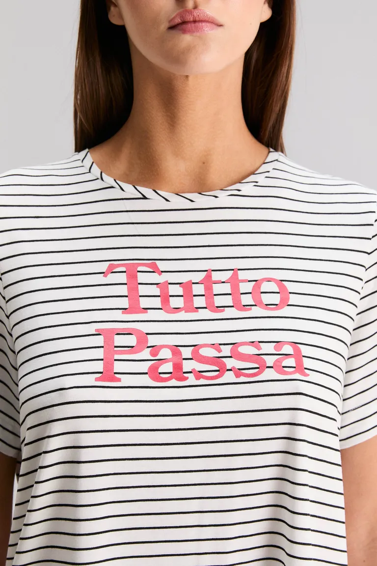 Remera de rayas blancas y rojas de estilo casual y versátil para mujer de Kosiuko en Remeras para argentina