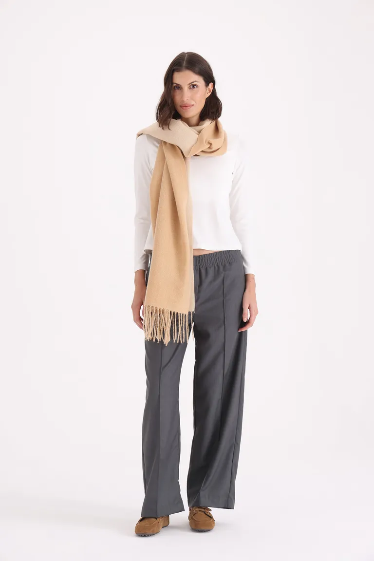 Pantalón de mujer corte amplio estilo wide leg con cintura elástica y caída recta fluida de Yagmour en Pantalones para argentina