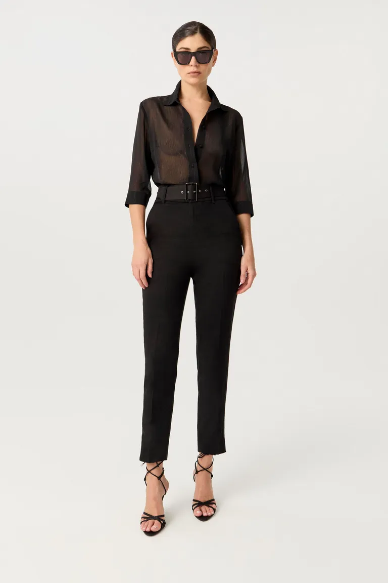 Camisa de gasa negra con brillo sutil y corte entallado, elegancia casual de Markova en Camisas para argentina