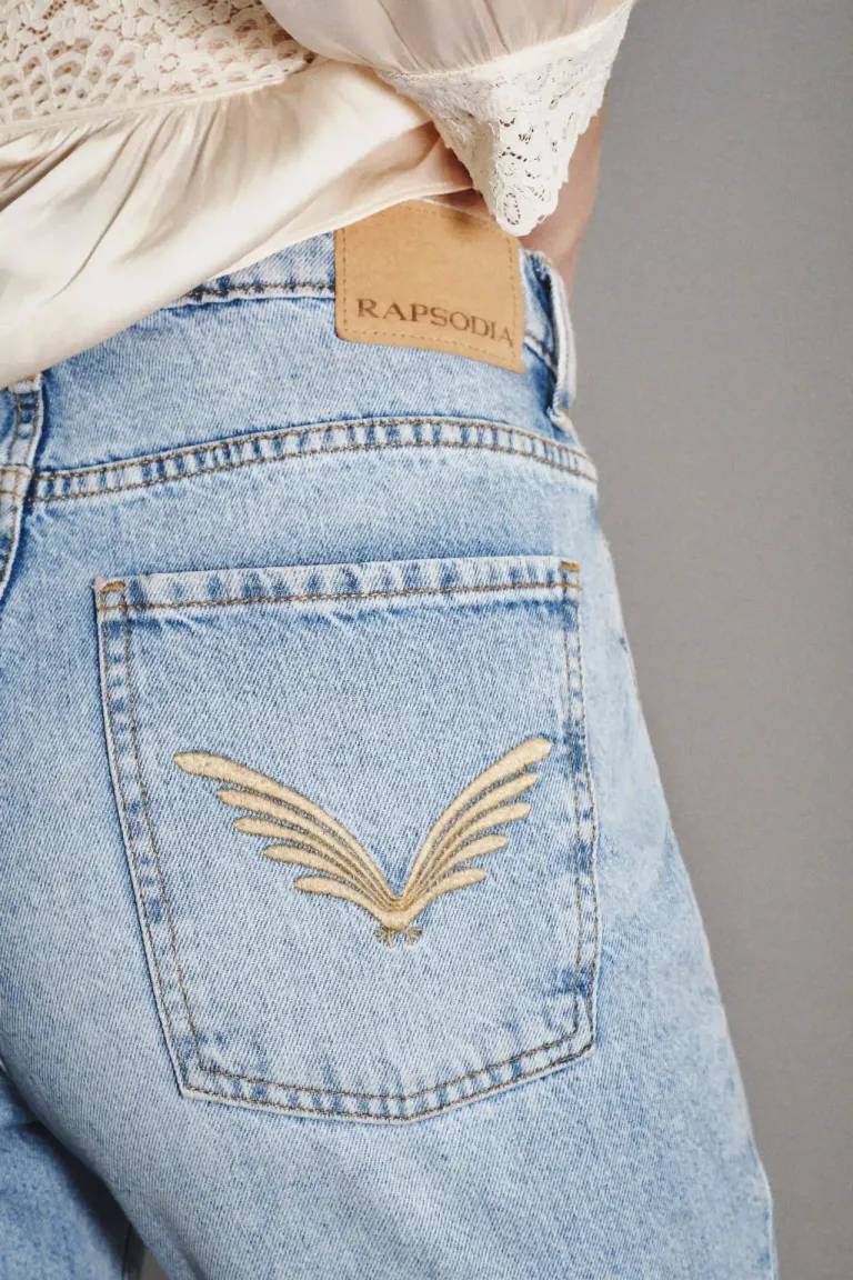 Jean de mujer tiro alto con corte recto y ruedo desarmado con detalle en bolsillos de Rapsodia en Pantalones para argentina