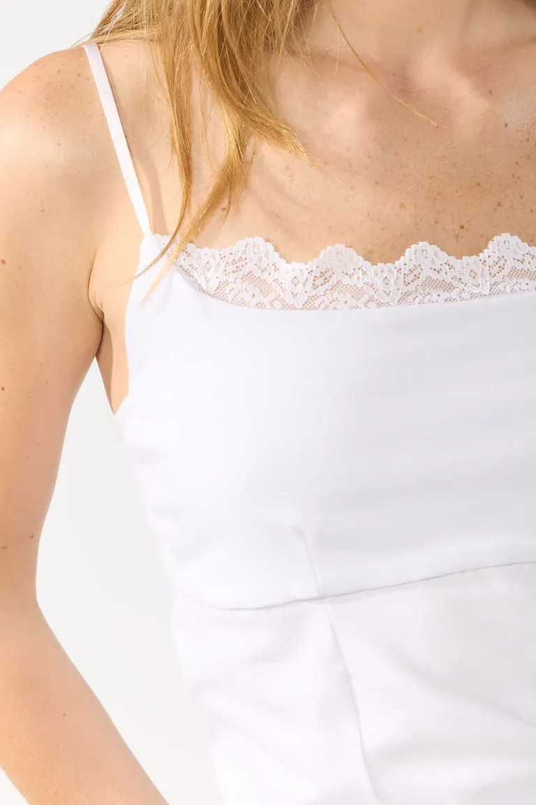 Remera ajustada de punto con escote de puntilla y tirantes elásticos de Cuesta Blanca en Remeras para argentina