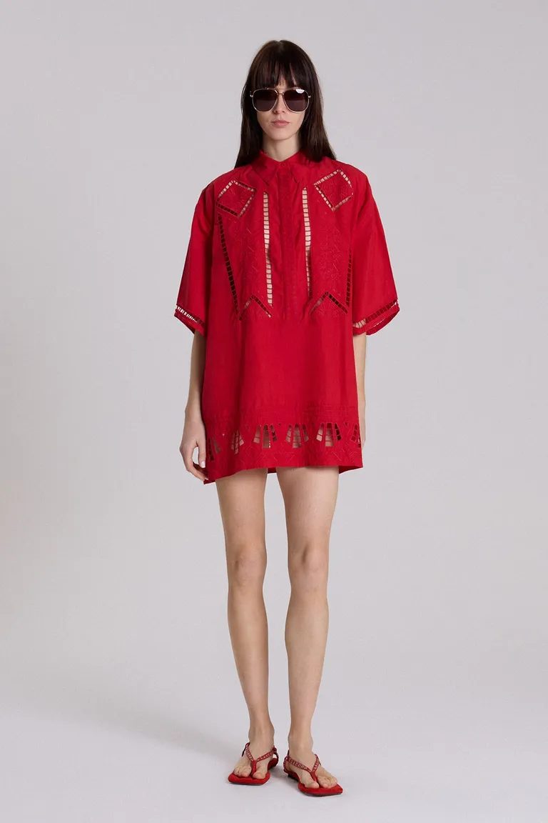 Vestido corto en rojo con detalles bordados y silueta holgada de Maria Cher en Vestidos para argentina