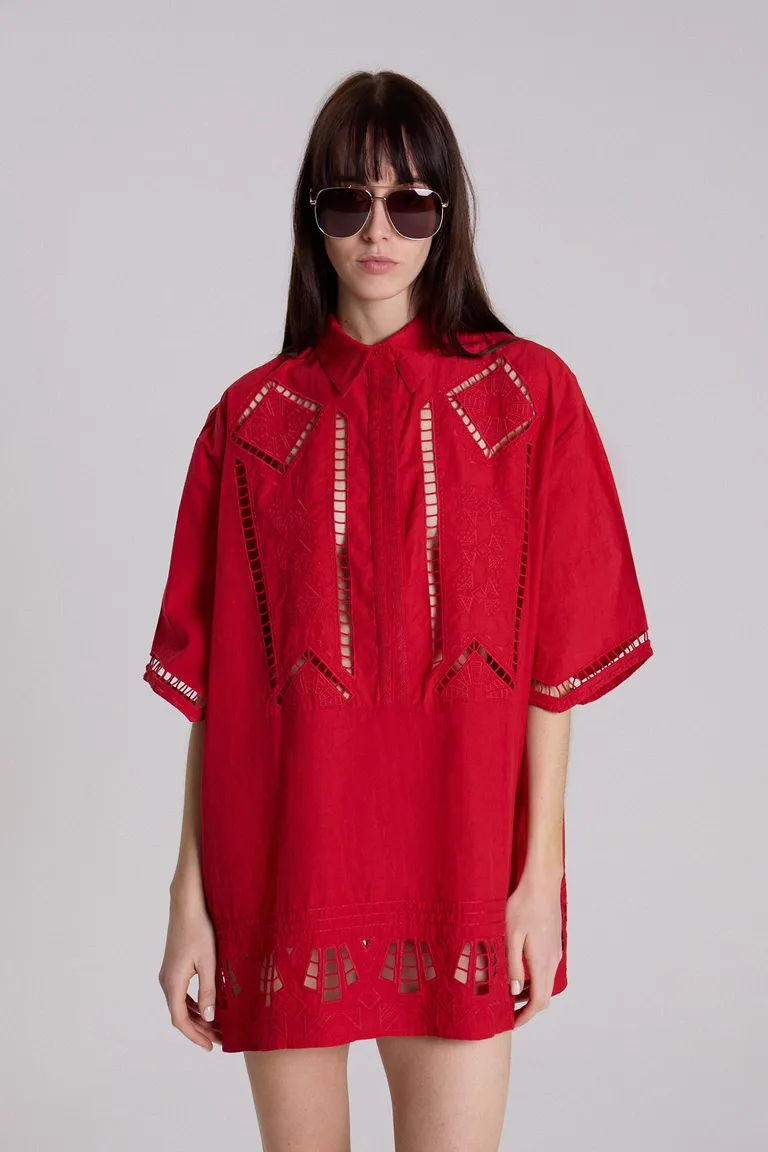 Vestido corto en rojo con detalles bordados y silueta holgada de Maria Cher en Vestidos para argentina