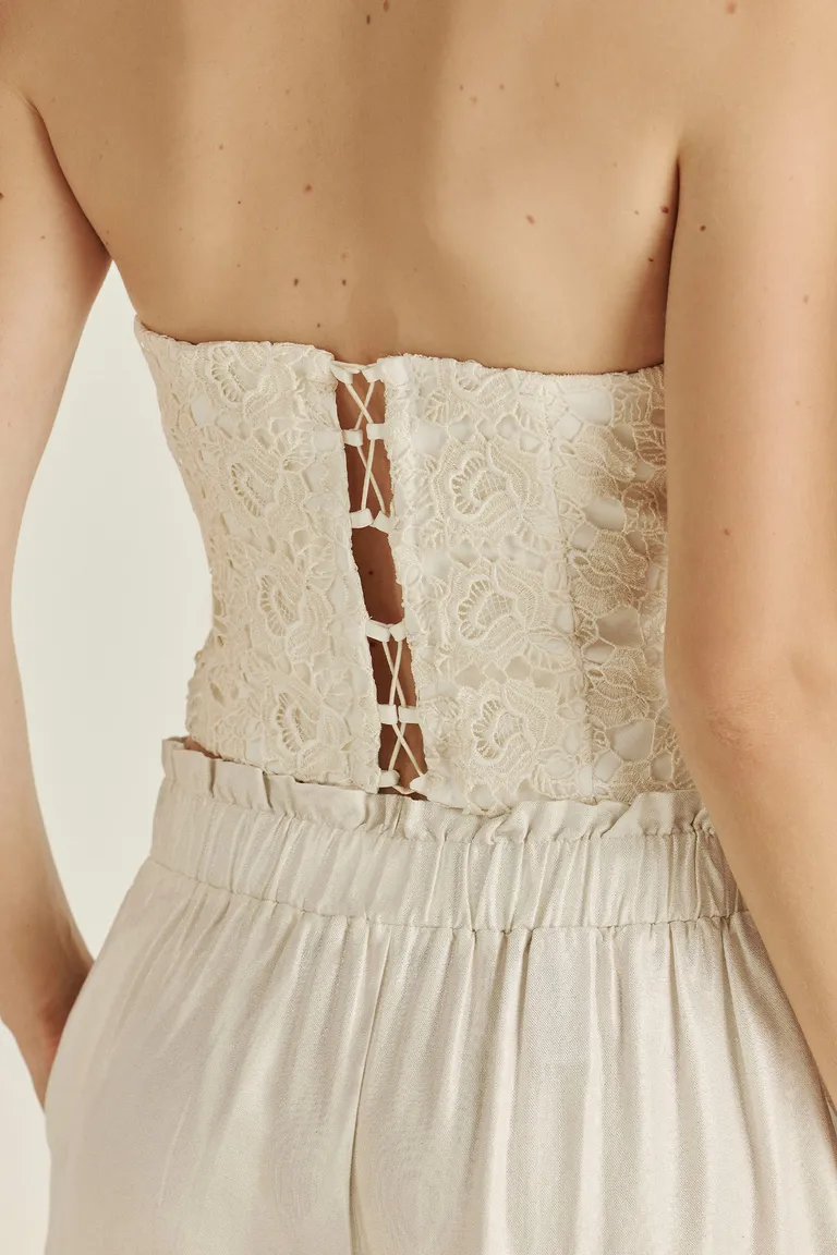 Elegante top de encaje blanco con detalles de strass y diseño adaptable de Tucci en Tops para argentina